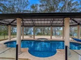 Wilderness Waters Grand Estate with Private Pool and Tennis Court