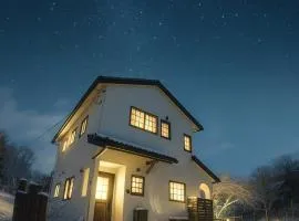 八ヶ岳南麓の貸切宿 駅徒歩5分 テラスでバーベキュー 広い庭と遊具付き 富士山と南アルプスを望む宿