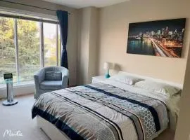 Private Queen Bedroom in Kenaston, Walmart, Costco, MITT, IKEA, Outlet, Unversity of Manitoba are nearby