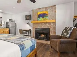 Cabin 14 - King Bed hotel-style unit