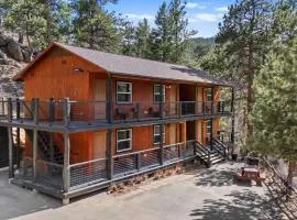 Cabin16 - King Bed Kitchenette & Bath