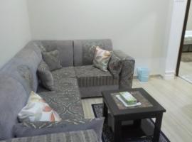 جناح فاخر غرفة نوم وصاله تلفزيون ومطبخ لشخصين بالغين, ξενοδοχείο σε Rayyis