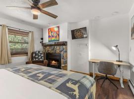 Cabin 18 - King Bed Mountain views Hotel Style, hotel in Estes Park