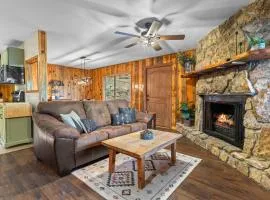 Cabin 20- King Cabin w Roku TV Full Kitchen