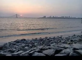 Seaface Bldg 1BHK 0r 2 BHK 0r Pvt room Luxe service flat, Mumbai