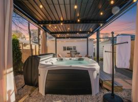 THE RETREAT - Hot Tub, Theater, Game Room, Fire Pit, Bar, Sleeps 14, Hotel in Chicago