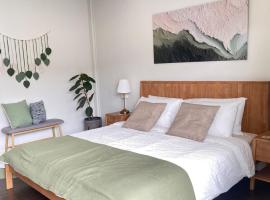 Baan Tonson - Central Nakhon Pathom 2BR Townhouse with AC & Kitchen, hotel com estacionamento em Nakhon Pathom