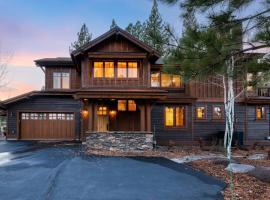 Truckee Escape w Hot Tub Minutes to Skiing Dining Trails Valmont Lodge by Lake Tahoe, hotel v destinaci Ponderosa Fairway Estates