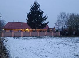 Dovolenkový dom na juhu Slovenska, khách sạn ở Jahodná