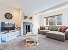 Short and Long Stay 2 Bedroom - Free Parking - Fast WiFi, hotel a Thames Ditton