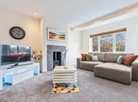 Short and Long Stay 2 Bedroom - Free Parking - Fast WiFi