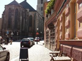 Café Havlíček Penzion, khách sạn lãng mạn ở Kutná Hora