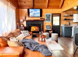 Cabin on Rainbow - Spa - Fireplace - BBQ - EV - Save with Longer Stay!, ξενοδοχείο σε Big Bear City