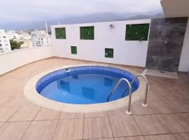 Girne Merkezde Geniş Teraslı Havuzlu Daire