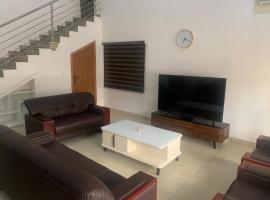 The Residence 2 bedroom Apartment, hotel com estacionamento em Igaun