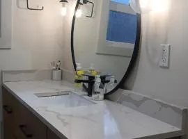 Vancouver Downtown Home - SkyTrain 5 Min Walk - Free Parking & Fast Wi-Fi