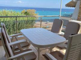 Beachfront Bliss Polychrono, Hotel am Strand in Polychrono