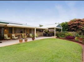Perfect home Nice location quiet holiday home with beautiful yard, hotel em Perth