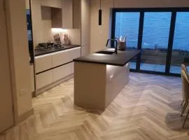 London 2BR Retreat with Free Parking & City Access