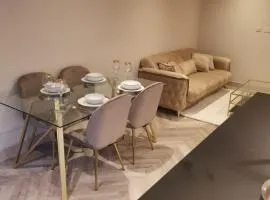 London 2BR Retreat with Free Parking & City Access