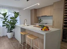 Close to beach & cafés with a quiet, fenced garden and flexible sleeping arrangements