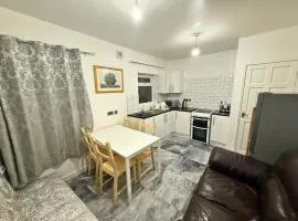 Modern 2 bedrooms Apartment- Ashton-Under-Lyne- Hosts 5 persons