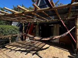 Chalé às margens da represa