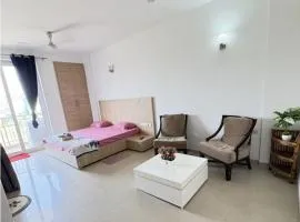 Peaceful Stay near Premanand maharaj Ji