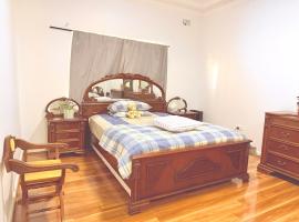 Spacious Luxe Rooms - Prime location in Earlwood & close to shops, hotel i Sydney