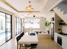 Stylish Canggu Villa 4BR with Ricefield View, hôtel avec parking à Mantaak
