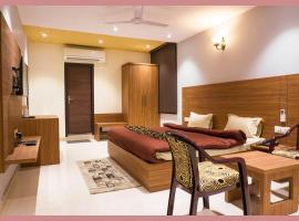 Vidyalaxmi Narayan marg Sagar Chandrodaya Varindavan Near Shree Hanuman Tekri Temple and Bankey Bihari Temple - Free Public Parking and Room Service - Fully Air conditioning Luxuary Room - Top Rated Hotel, hotel in Vrindāvan