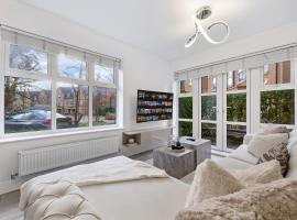 Egham Retreat Contemporary 2BR Peaceful Setting Free Wifi & Parking, hotell i Englefield Green