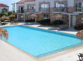 Villa mit Pool in Makry Gialos - Grapevine, 200 Meter zum Strand, Hotel in Pilalímata