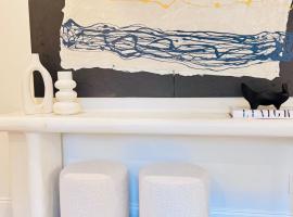 Boutique Farmhouse at Montaluce Winery-Weddings-Nature-Hiking-Fast WIFI-Easy Parking，達洛尼加的小屋