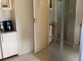 Spacious Poolside Paradise, hotel in Pinetown