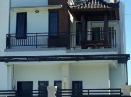 Chandra's guest house, hotel v destinaci Pesanggaran