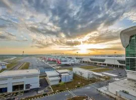 RESIDENSI LILI TAMAN BUCIDA HIJAUAN Fully Air Con with Splendid Pool