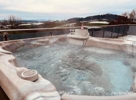 Luxus-Penthouse mit Whirlpool, risieger Panoramaterrasse & Tischfußball für bis zu 8 Personen, hotel en Waldkirchen