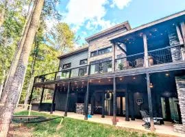 Creekside Cabin, Kid & Pet Friendly, Hottub, Zipline, Games, & Multiple Fireplaces