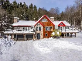 Luxury Log Chalet with Hot Tub, Games Room & Hill Views!