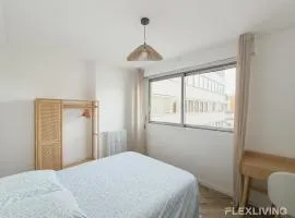 Cosy room in spacious T7 in Paris 20