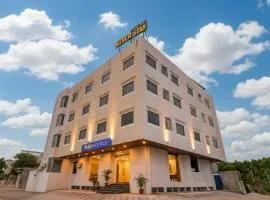 FabHotel Cozzy Stay - Indus land hospital , landscape park & morden school , D- mart