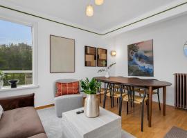 Bright & Spacious Stay for Families and Friends, ξενοδοχείο στο Ρέικιαβικ