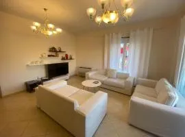 Cozy Apartment with Lake View