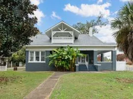 Spacious Homey Stay with Games, Gym, Near Downtown