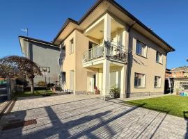 Monty's House – hotel w mieście Luino