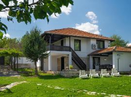 Guest House Intrigue, hotel com piscina em Cherven