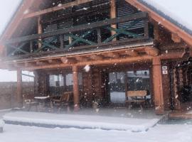 Zrub Kriváň Drevená chata s výhľadom na Tatry, hotel en Závažná Poruba