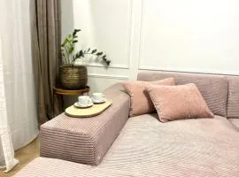 Stylish Modern-Victorian Apartment with Balcony