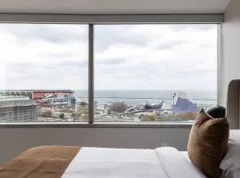 Luxury Downtown - King Bed- Lake Views